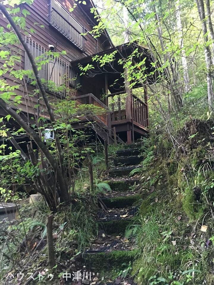 玄関へのアプローチ