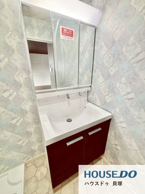 3面鏡つきの洗面台です。