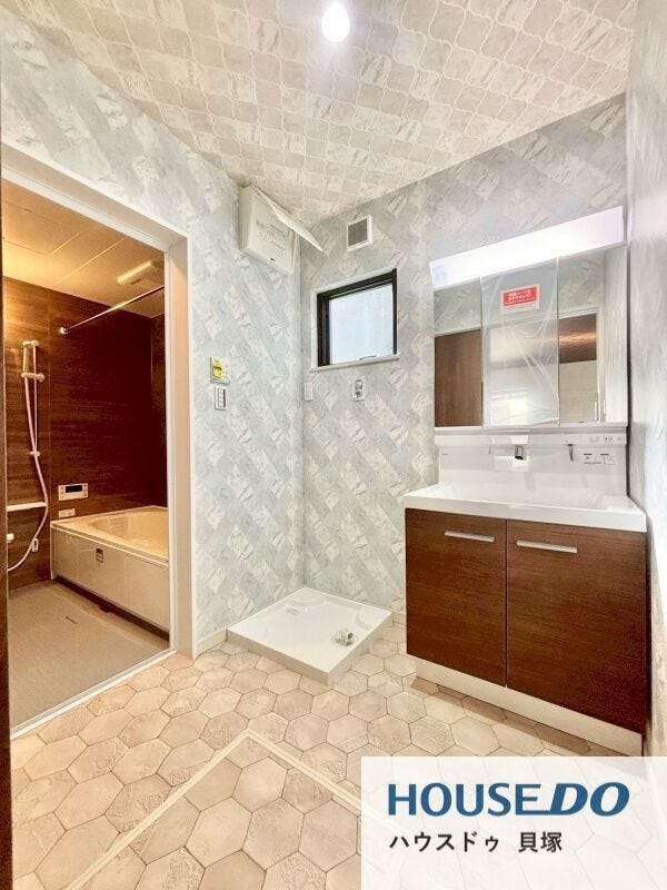 スッキリとしたスタイルの収納可能な洗面台です。