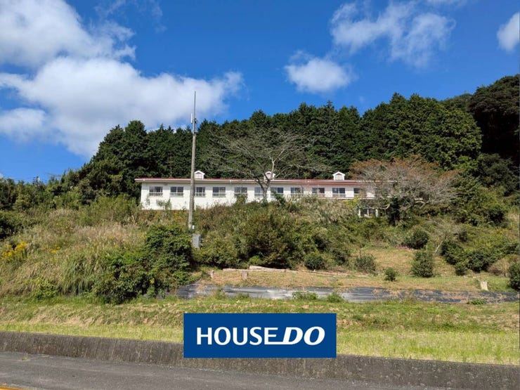 【外観】
高台に建つ白い建物!日当たりも眺望も期待できるロケーションです。