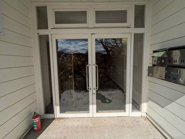 明るい光を取り込むガラス扉!訪れる人を優しく迎え入れます。