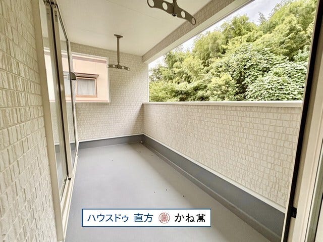 バルコニーには物干し金物があります