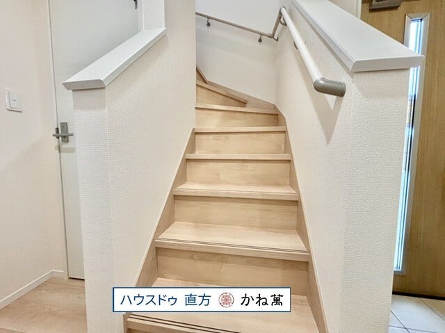 階段には手すりがついています