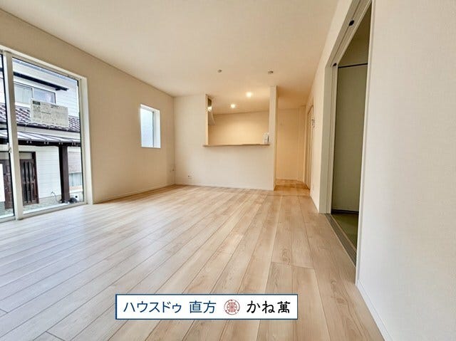 【外観】
白基調の明るい印象のリビングです。16帖と広々しています