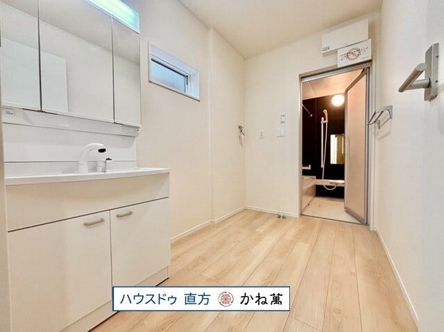 広々洗面脱衣所で着替えもしやすい