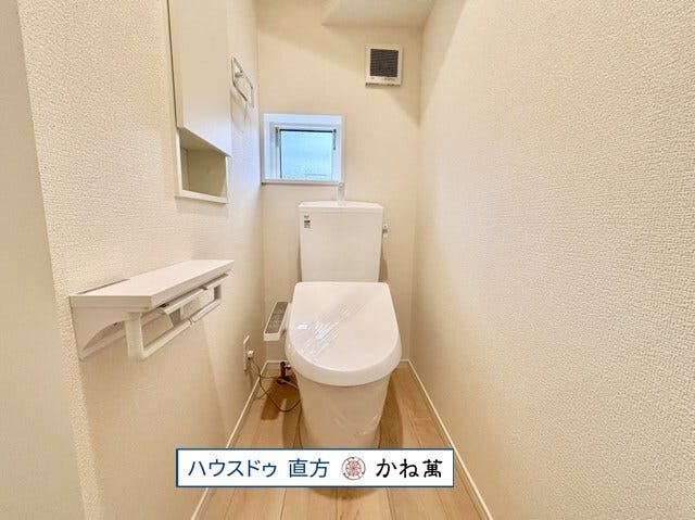 1階トイレは温水洗浄便座です。ペーパーホルダーは二つ付きで交換回数を減らせます