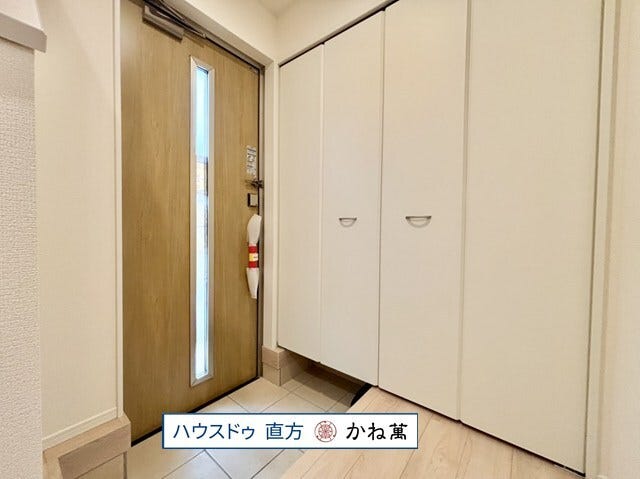 玄関には収納力のあるシューズボックスがあります