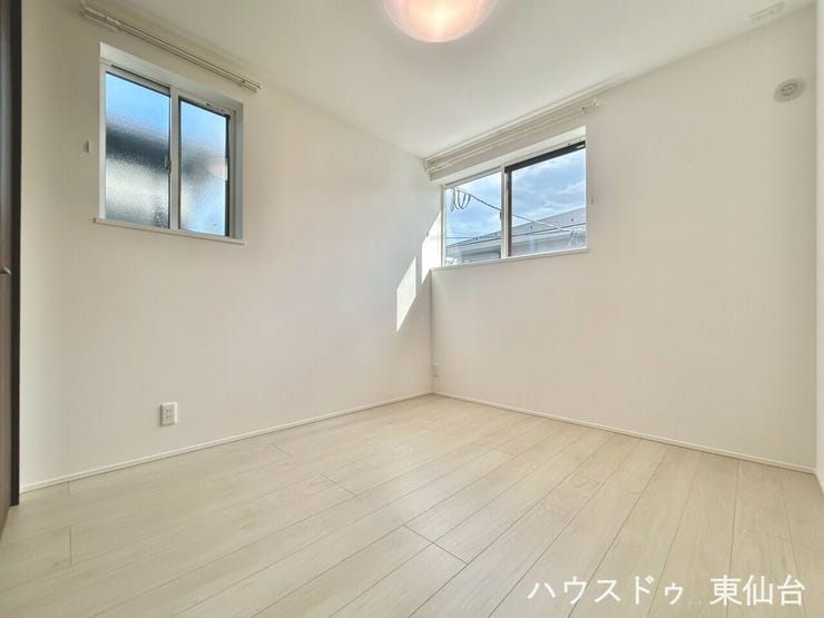 寝室側の5.2帖のお部屋です♪お掃除も楽々なフローリングのお部屋です♪