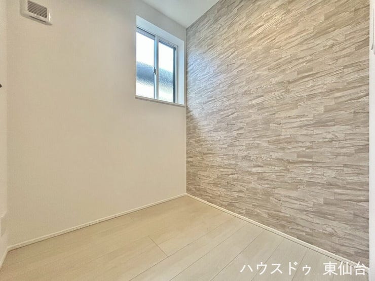 2帖ほどの書斎です、控えめな窓で明かりを確保しながら、ほんの日焼けも抑えることができますね♪