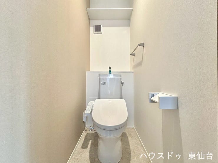 お掃除もしやすいシンプルなお手洗い♪棚付きでお気に入りの小物を飾ることもできますね♪