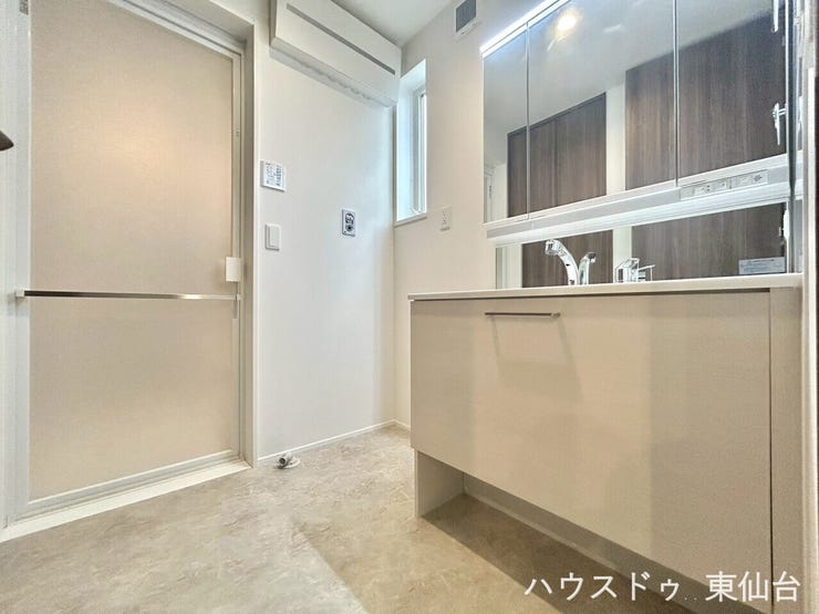 うれしい三面鏡♪内装に調和したやさしい色合いです♪