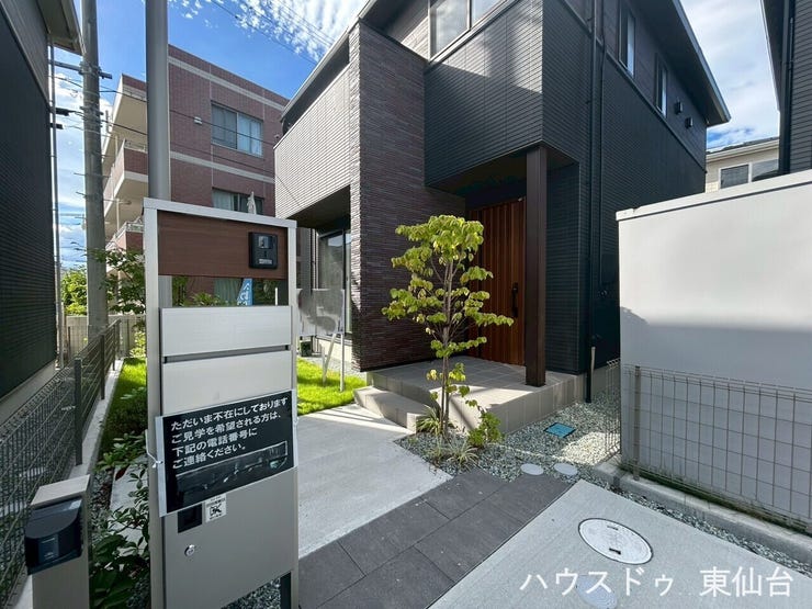 機能美を感じさせるポスト・宅配ボックスです♪
EV車用の充電ポートもあるのでマイカーの選択肢が増えますね♪