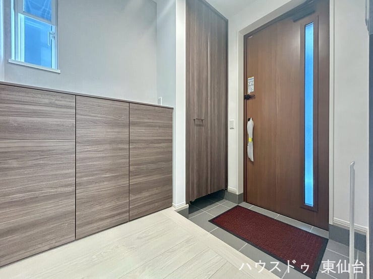 ロータイプの靴箱ですっきりとした玄関です♪取っ手のないスイッチボタン式で、とことんスマートな靴箱です♪