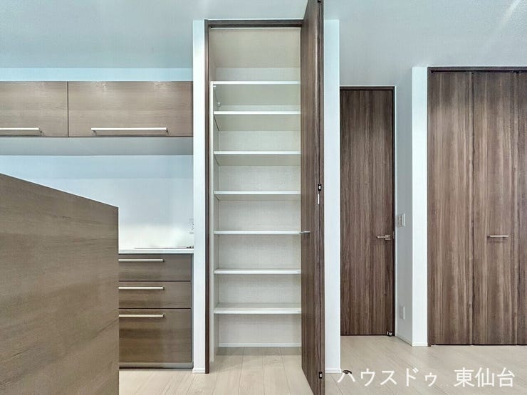 パントリースペースもあります♪物が増えがちなキッチン周りの豊富な収納は嬉しいですね♪