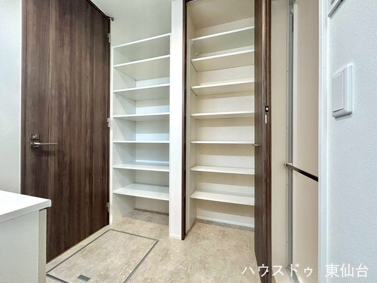 洗面所の収納です♪使いやすいオープンな棚と、扉付きのほこりをよけれる棚の2種類が気が利いていますね♪