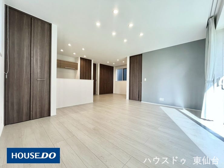 奥行きがありさらに広く見えるリビングです♪床暖房が足元から家族を温めます♪