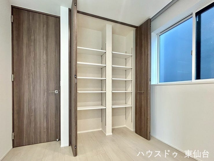 可動式の棚がうれしい、高さがあるものもしまえるリビングの収納です♪