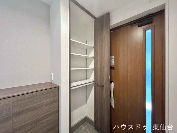可動式の棚の土間収納です♪高さのあるものも難なくしまえますね♪