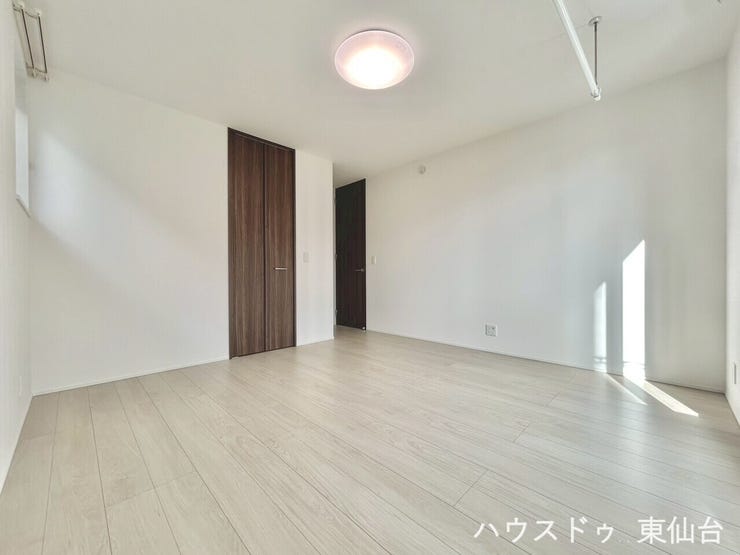 2階の約8.5帖のバルコニーにつながる寝室です♪物干し用のホルダーがあり、天気の急変にもすぐ対応できます♪