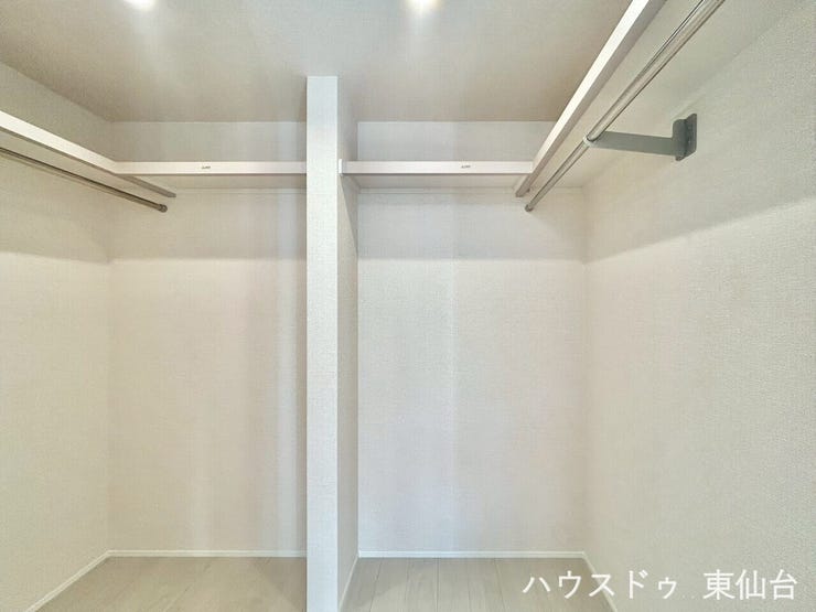 約3帖あるウォークインクロゼット♪
衣替えもラクラクです♪