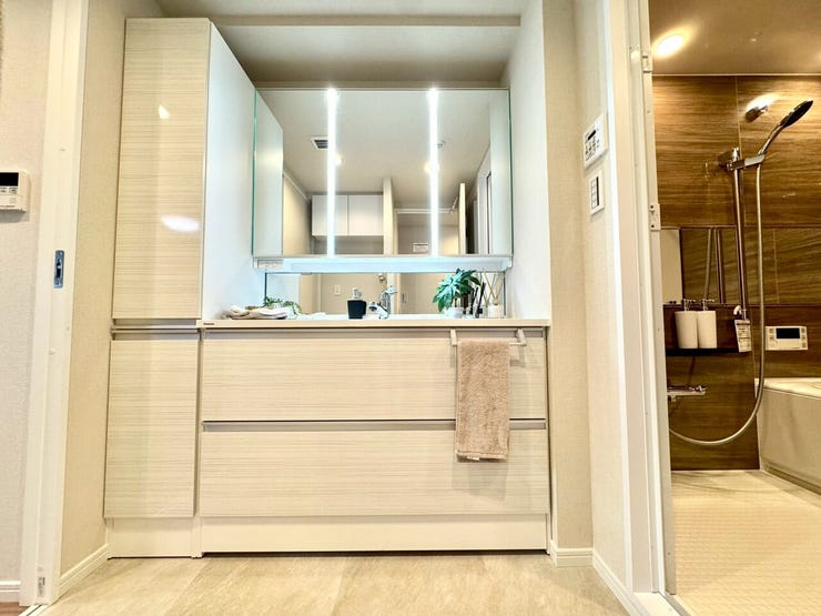 【Washroom】毎朝の準備がスムーズに。広めの洗面台と収納が使いやすい洗面所です。