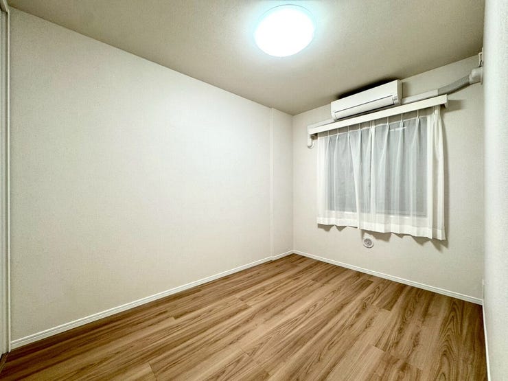 【Bedroom】ナチュラルな内装で、リラックスできる空間。寝室や書斎にも最適です。