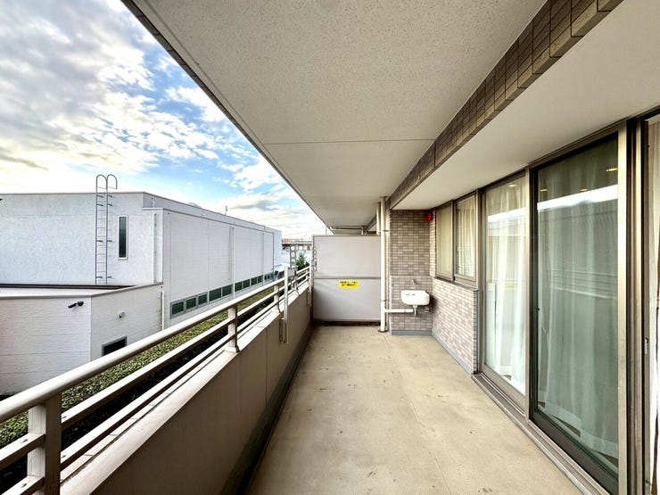 【Balcony】日当たりの良いバルコニーはお洗濯物がしっかり乾きやすく、毎日の家事にも重宝します。