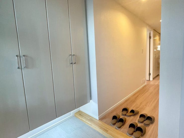 【Entrance】シューズボックス完備の玄関で、靴や小物もスッキリ収納できます。