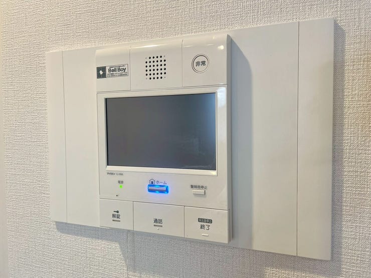【Facilities】来訪者を確認できるモニター付きインターホンで、防犯面も安心です。