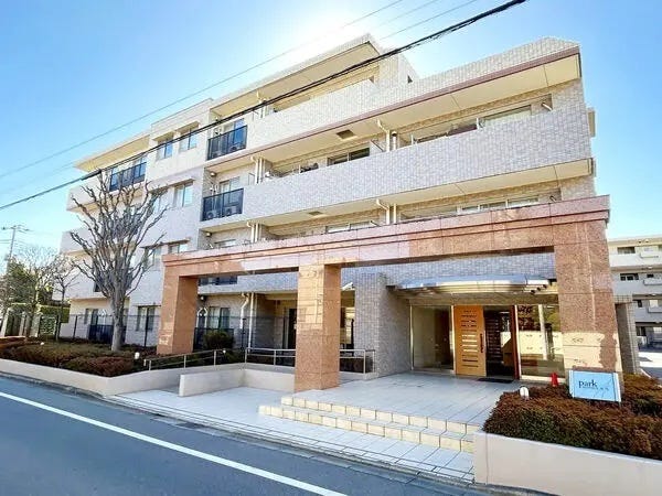 【Exterior】落ち着いた色合いの外観が街並みに馴染む、シンプルで親しみやすいマンションです。