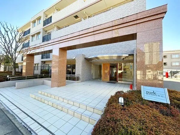 【Exterior】落ち着いた雰囲気のエントランスが、ご帰宅のたびにやさしく迎えてくれます。