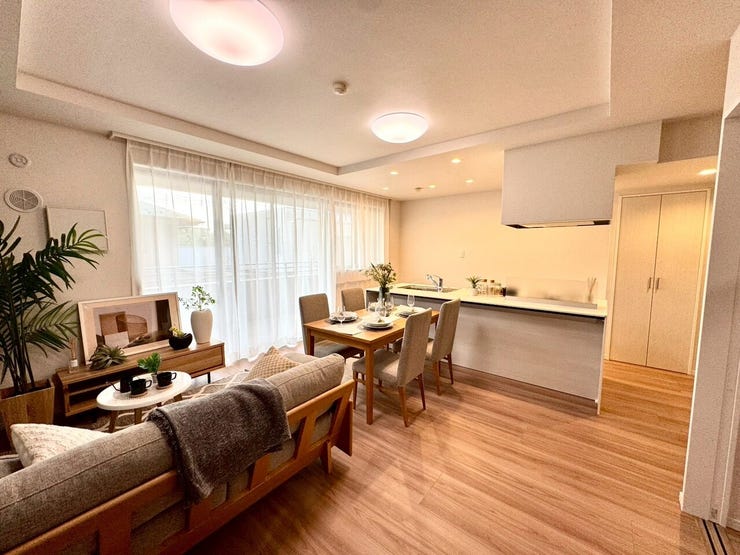 【Living】広々としたリビングは、大きな窓から自然光が差し込む温かな空間です。