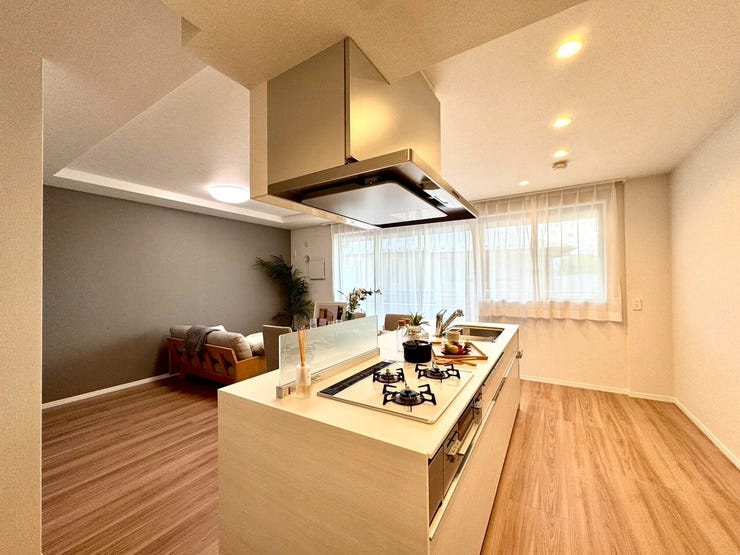 【kitchen】効率よく使える広々キッチン。収納力も高く、料理の時間がスムーズに。