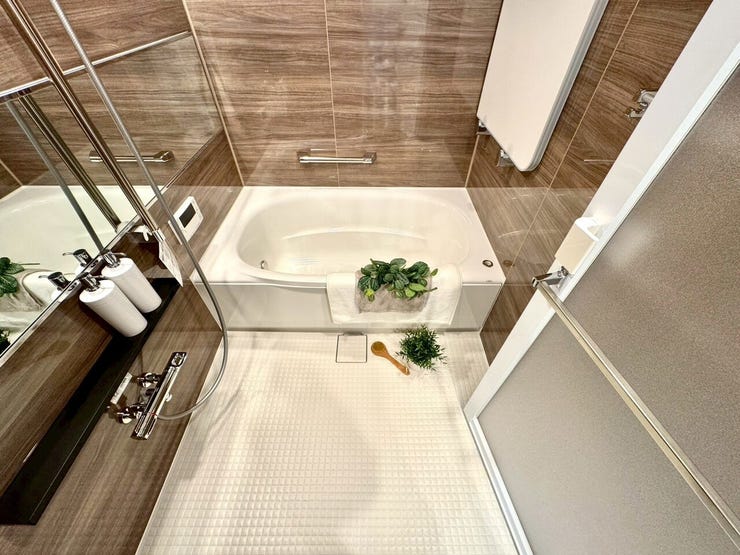 【Bathroom】広く快適な浴室で、ゆったりとお湯に浸かるひとときをお楽しみいただけます。