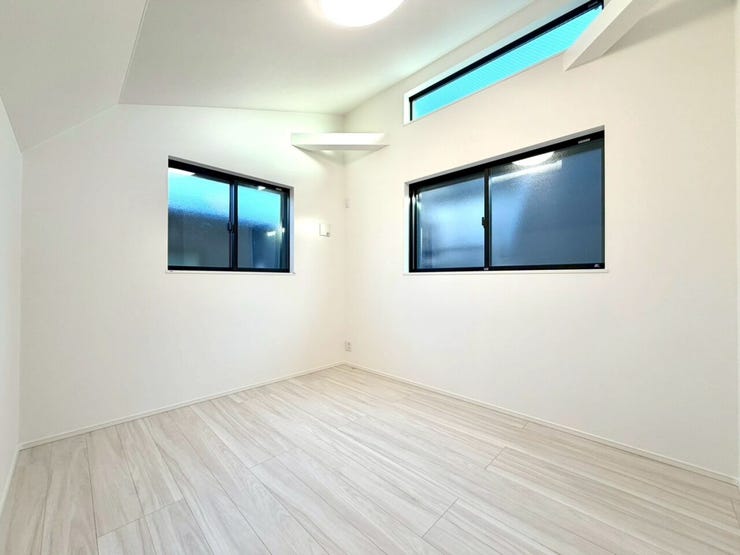 3F:6帖の広さに加え、天井が高く、心地よい空間の洋室。CLも完備