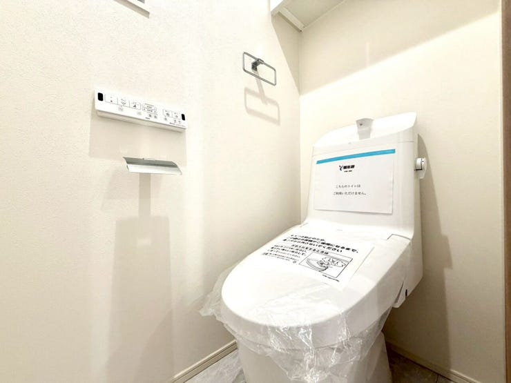 2F:収納付きトイレ。ウォシュレット機能で毎日快適