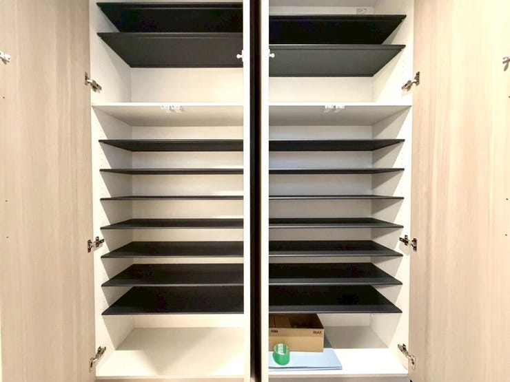 高さ調整可能な棚付きシューズクローゼット