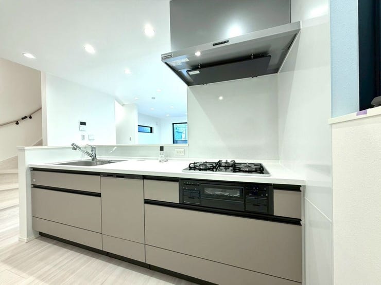 設備充実の広々対面キッチン(食洗機・三口コンロ・グリル付き)