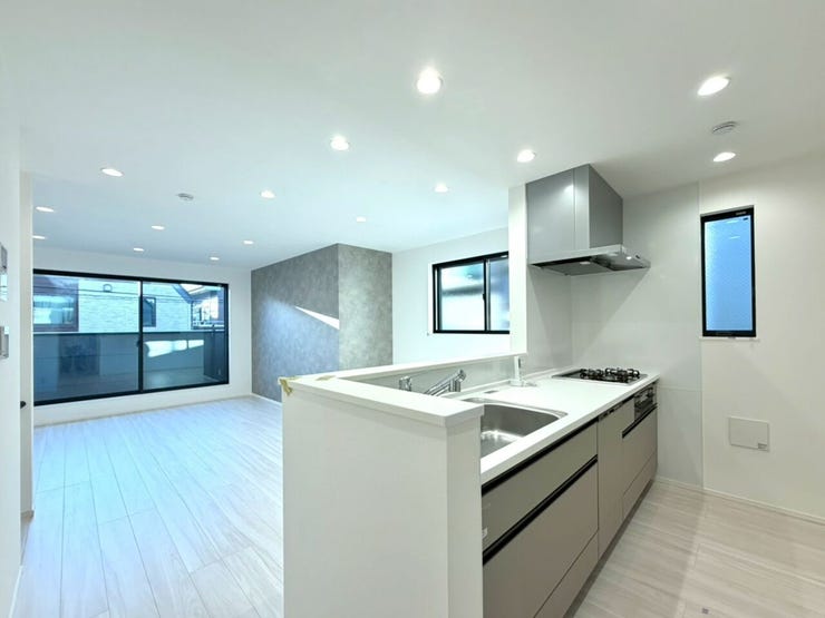 2F:約17帖のゆったりLDKには、使い勝手の良いカウンターキッチン付き