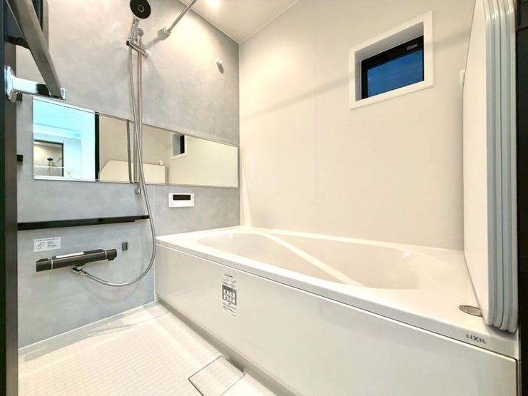 足を伸ばして入れる広めの浴槽