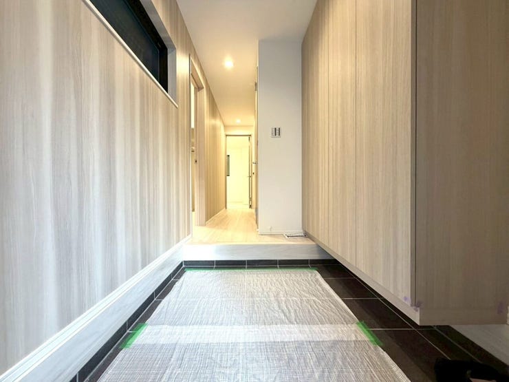 壁紙も木目調で、空間全体にやさしい雰囲気が広がります