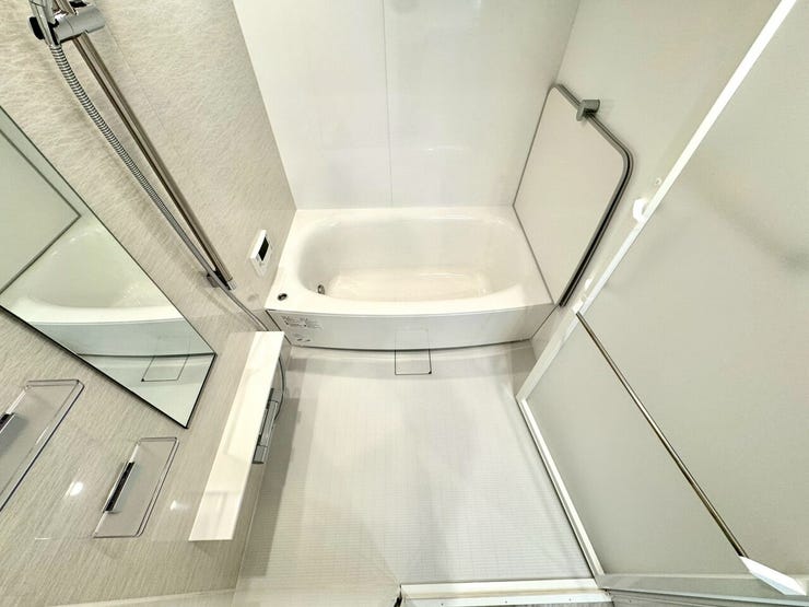 【Bathroom】広く快適な浴室で、ゆったりとお湯に浸かるひとときをお楽しみいただけます。