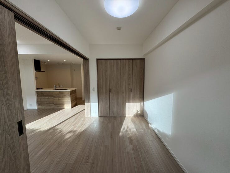 【Bedroom】クローゼット完備で収納力◎。家具の配置もしやすい機能的な洋室です。