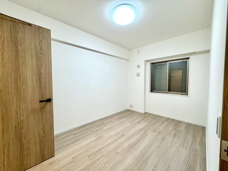 【Bedroom】ナチュラルな内装で、リラックスできる空間。寝室や書斎にも最適です。