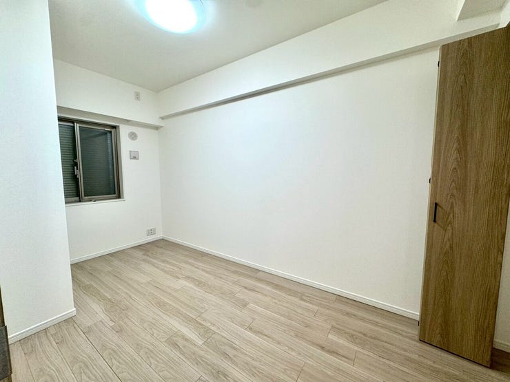 【Bedroom】ナチュラルな内装で、リラックスできる空間。寝室や書斎にも最適です。