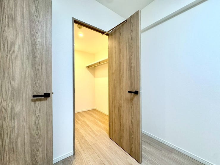 【Bedroom】クローゼット完備で収納力◎。家具の配置もしやすい機能的な洋室です。