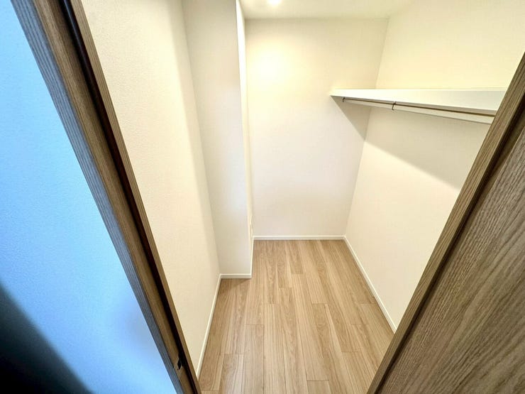 【WIC】広々としたウォークインクローゼットで、衣類や小物をすっきり収納できます。