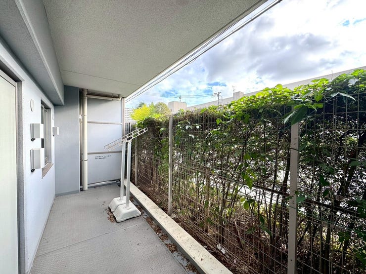 【Balcony】日当たりの良いバルコニーはお洗濯物がしっかり乾きやすく、毎日の家事にも重宝します。
