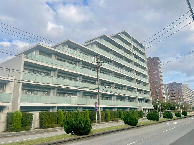 【外観】
【Exterior】シンプルながらも機能性を感じる外観が魅力。静かな住宅街に建つマンションです。