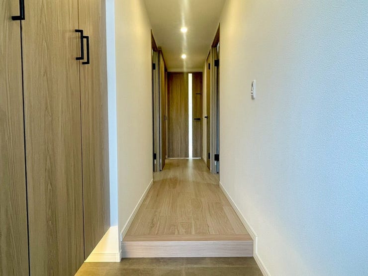 【Entrance】シューズボックス完備の玄関で、靴や小物もスッキリ収納できます。